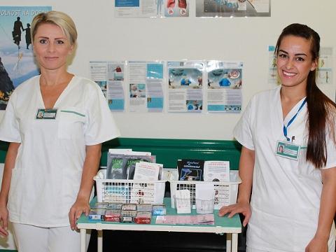 I. Bobovská a A. Šrámková pomáhají zájemcům přestat kouřit (Foto: KNTB) I. Bobovská a A. Šrámková pomáhají zájemcům přestat kouřit (Foto: KNTB)