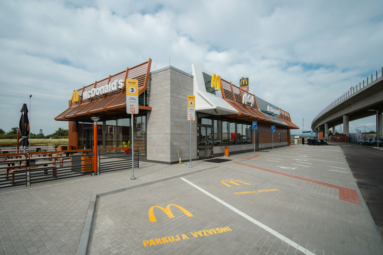 V Kunovic Ch Se Otev El Historicky Prvn Mcdonalds Na Slov Cku Nab Z