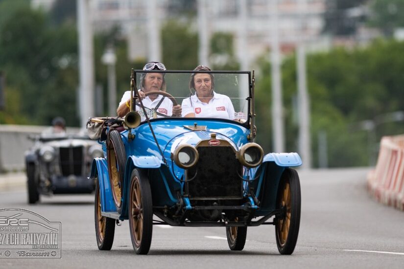 Des Bugatti brillantes seront présentées à Barumka.  De Zlín, ils se rendront également à Kroměříž vendredi soir