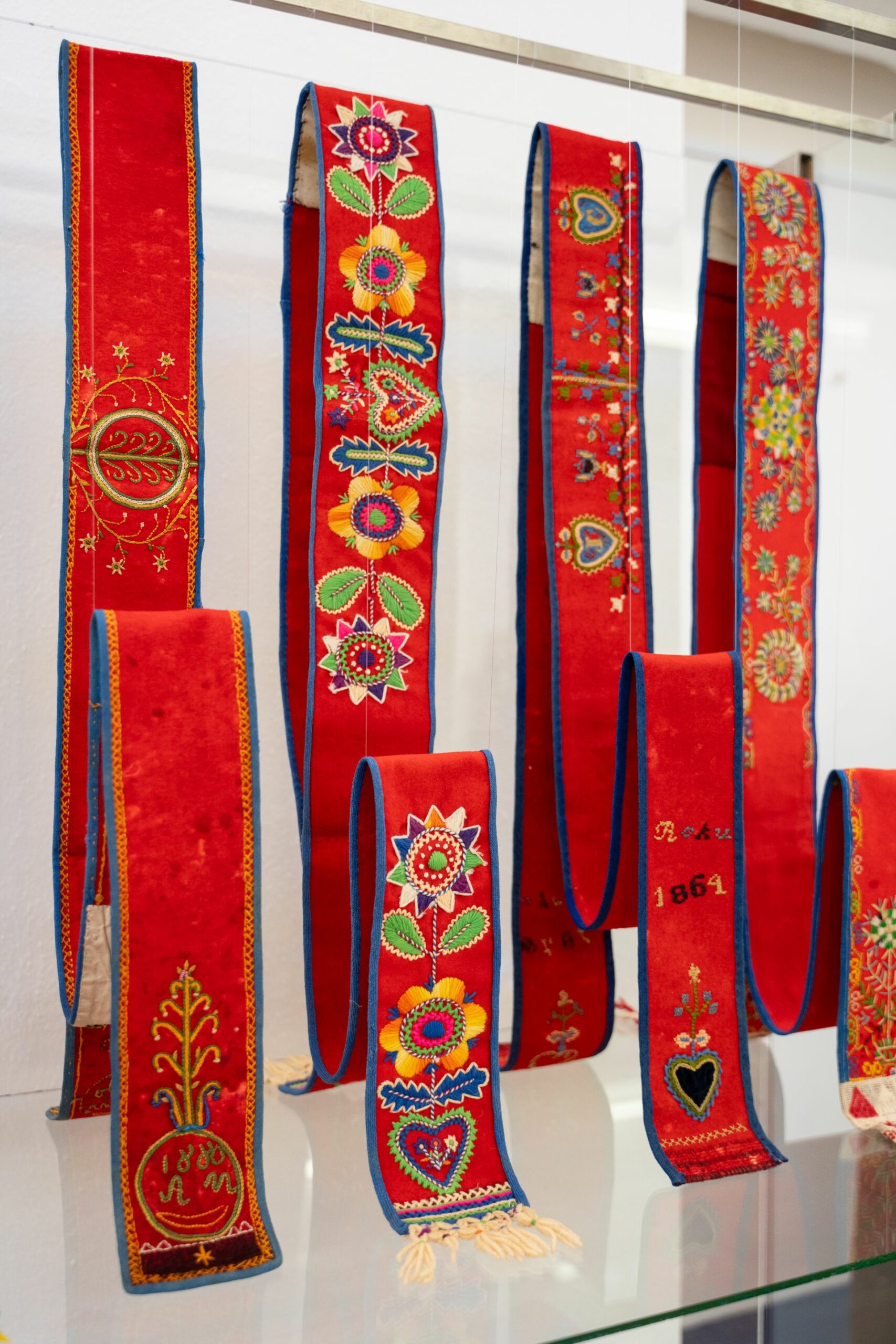 Soukenné pásy zdobené výšivkou, kterými se přepásávaly ženské kožuchy na Uherskohradišťsku a Uherskobrodsku. Foto: Slovácké muzeum